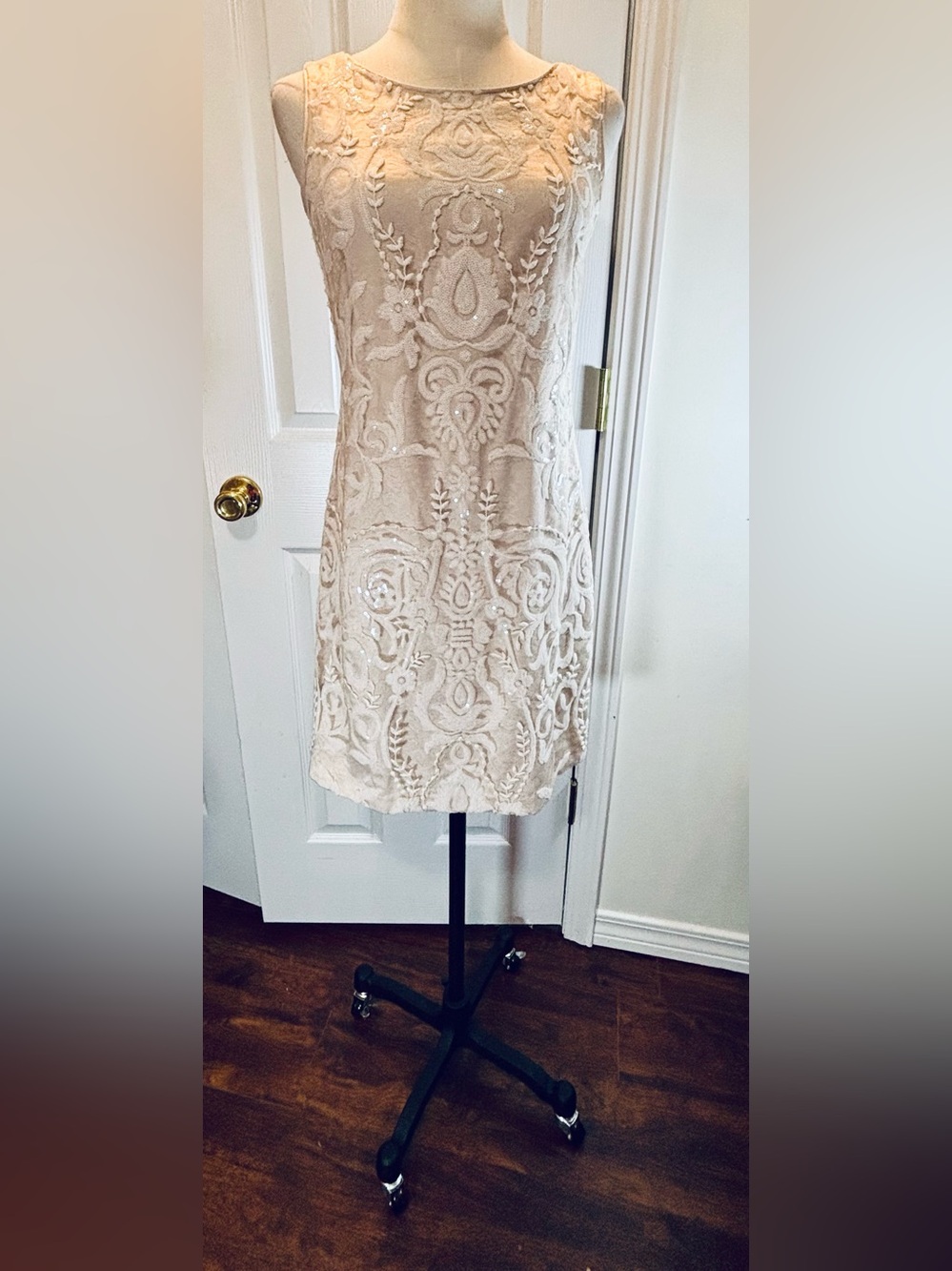Vince Camuto Embroidered Sequin Shift Dress Floral Embroidery ivory-beige Sz 2 - Picture 3 of 10